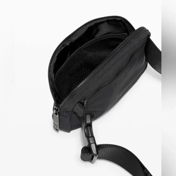Lululemon Everywhere Belt Bag *Crinkle Nylon 1L Black - Picture 3 of 10
